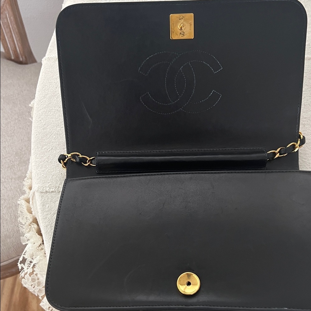 Chanel Black Quilted Crossbody Bag with Gold Chain - Picture 3 of 12